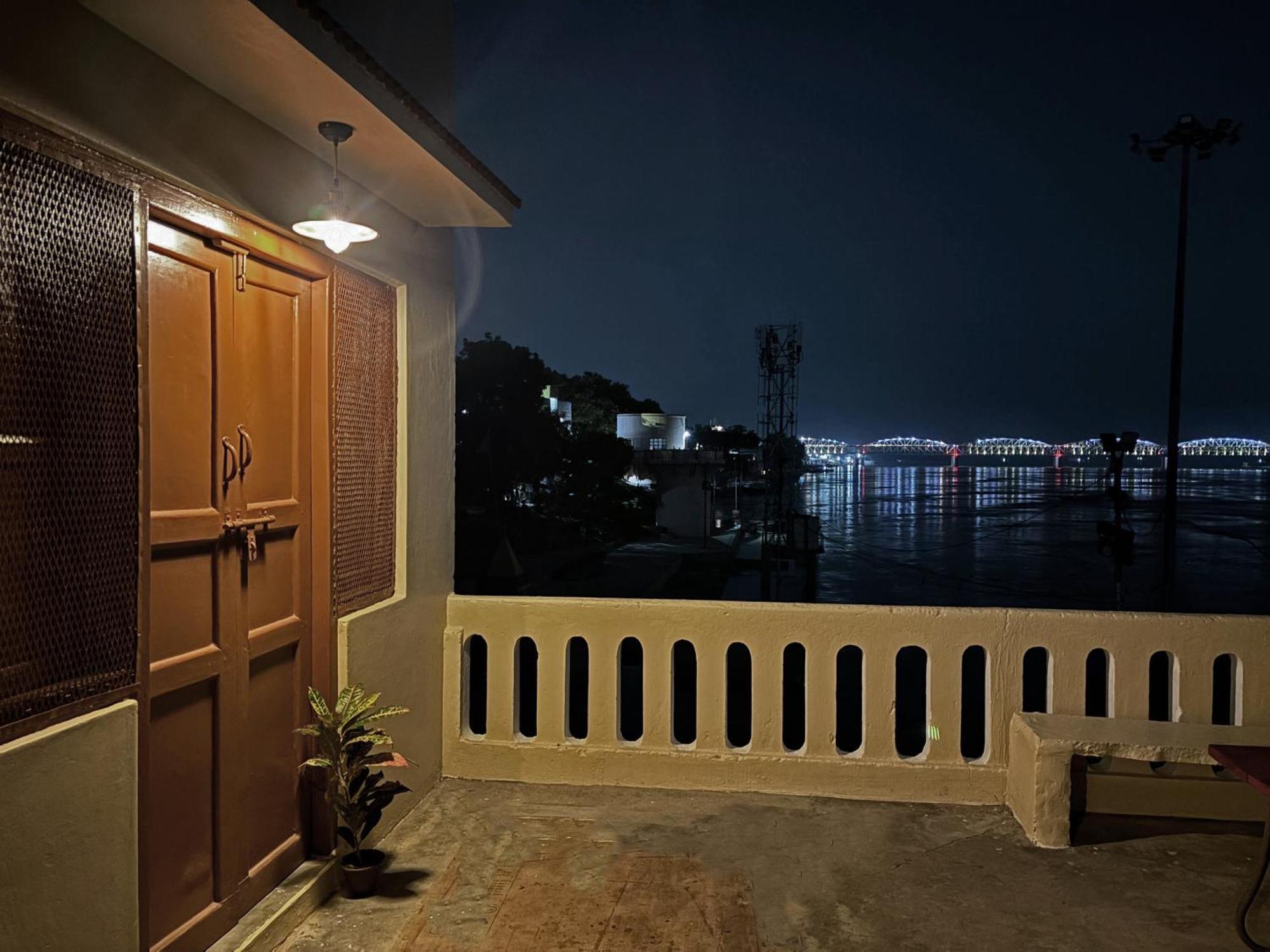 Vintage River Homestay バラナシ エクステリア 写真